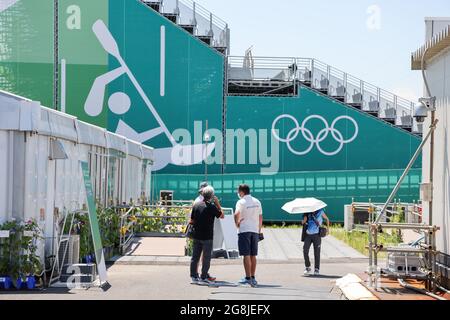 Tokyo, Giappone. 21 luglio 2021. Canoa/Slalom: Olimpiadi, formazione, uomini, al Kasai Canoe Slalom Center. Vista della tribuna. Credit: Jan Woitas/dpa-Zentralbild/dpa/Alamy Live News Foto Stock