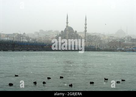 Vista del Ponte Galata e della Nuova Moschea in una giornata innevata a Istanbul Foto Stock