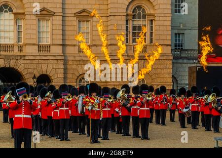 Londra, Regno Unito. 20 luglio 2021. La sequenza di James Bond - membri delle band di Grenadier, Coldstream, Scots, Le guardie irlandesi e gallesi e i rappresentanti del 1° Battaglione Grenadier Corps of Drums eseguono la Sword & the Crown, che comprende arrangiamenti da parte dei membri della band e un'interpretazione della musica solitamente associata con l'agente segreto James Bond. La prima notte degli spettacoli che si svolgono il 20/21/22 luglio sulla Horse Guards Parade. Credit: Guy Bell/Alamy Live News Foto Stock