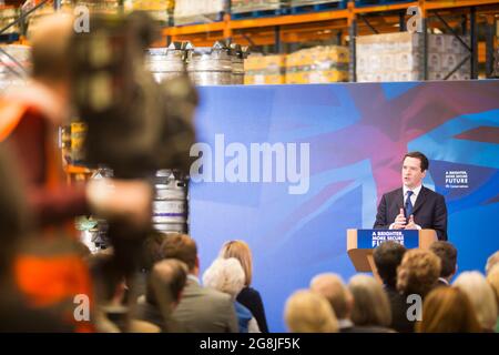 L'ex cancelliere dello scacchiere George Osbourne è sulla scia delle elezioni in un deposito di Carlsberg a Morley, Leeds, West Yorkshire, Regno Unito. Foto Stock