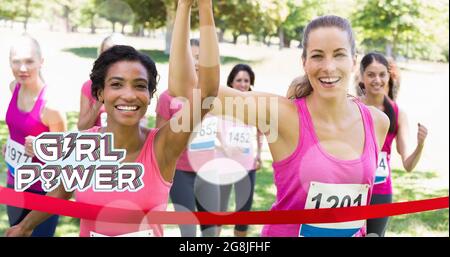 Composizione del testo di potere della ragazza sopra il gruppo delle donne che sorridono Foto Stock