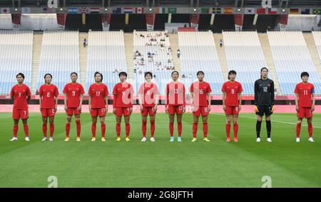 Miyagi, Giappone. 21 luglio 2021. I giocatori della Cina cantano l'inno nazionale prima della partita F del gruppo di calcio femminile di Tokyo 2020 tra Cina e Brasile a Miyagi, Giappone, 21 luglio 2021. Credit: LU Yang/Xinhua/Alamy Live News Foto Stock