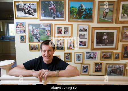 John McGuinness nella sua casa di Morecambe in Inghilterra, Regno Unito. Foto Stock