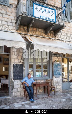 Una taverna nella Platia Syndagmatos, la piazza principale del centro storico di Nafplio;, prima capitale greca dopo l'indipendenza, Argolide, Peloponneso, GRE Foto Stock