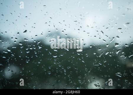 Gocce di pioggia sulle pareti di vetro delle auto, gocce di pioggia su finestre trasparenti o gocce di pioggia su vetro di gocce di pioggia o vapori di finestre Foto Stock