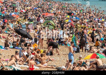 Brighton, 17 luglio 2021: Le folle che si godono il tempo glorioso sulla spiaggia di Brighton questo pomeriggio Foto Stock