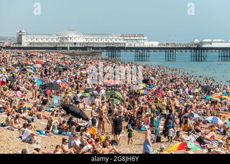 Brighton, 17 luglio 2021: Le folle che si godono il tempo glorioso sulla spiaggia di Brighton questo pomeriggio Foto Stock