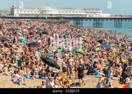 Brighton, 17 luglio 2021: Le folle che si godono il tempo glorioso sulla spiaggia di Brighton questo pomeriggio Foto Stock