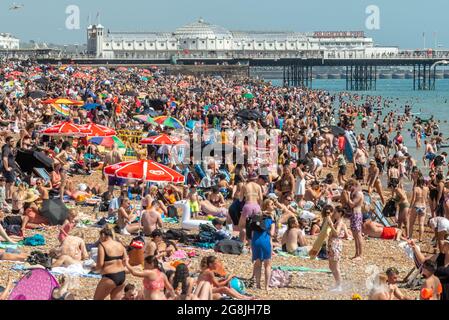 Brighton, 17 luglio 2021: Le folle che si godono il tempo glorioso sulla spiaggia di Brighton questo pomeriggio Foto Stock