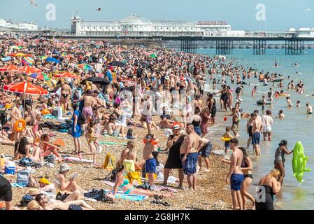 Brighton, 17 luglio 2021: Le folle che si godono il tempo glorioso sulla spiaggia di Brighton questo pomeriggio Foto Stock