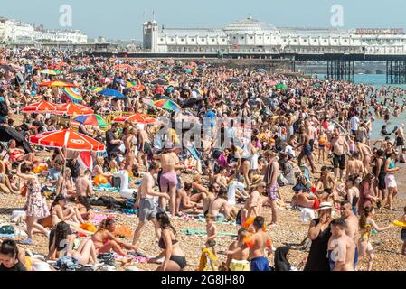 Brighton, 17 luglio 2021: Le folle che si godono il tempo glorioso sulla spiaggia di Brighton questo pomeriggio Foto Stock