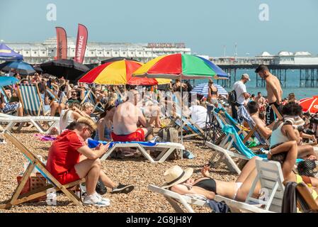 Brighton, 17 luglio 2021: Le folle che si godono il tempo glorioso sulla spiaggia di Brighton questo pomeriggio Foto Stock