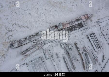 Arkhangelsk, Russia - 26 dicembre 2020: Paesaggio invernale del fiume e ormeggiate navi a riva. Foto Stock