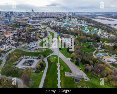 Vista aerea dall'alto dal drone della bandiera Ucraina che sventola nel vento contro la città di Kiev, Ucraina. Foto Stock