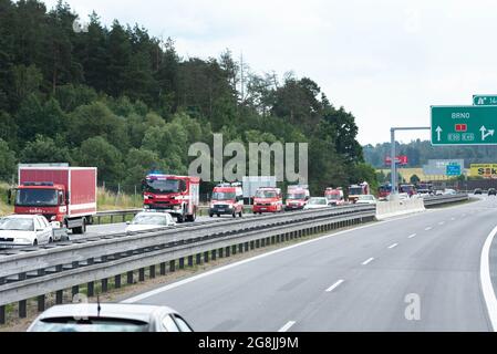 Brno, Repubblica Ceca - 4 luglio 2021 - colonna di varie automobili della brigata ceche dei vigili del fuoco, che attraversa l'autostrada. Servizi di emergenza. Foto Stock