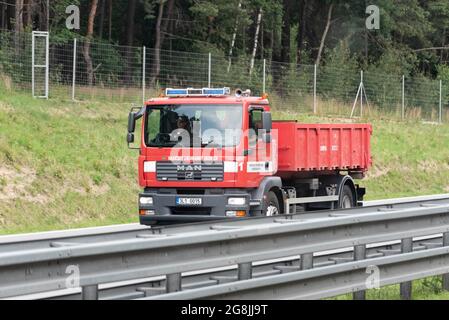 Brno, Repubblica Ceca - 4 luglio 2021 - colonna di varie automobili della brigata ceche dei vigili del fuoco, che attraversa l'autostrada. Servizi di emergenza. Foto Stock