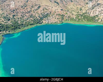 Vista aerea dall'alto dal drone del lago Kournas sull'isola di Creta. Grecia. Foto Stock