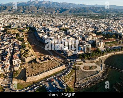 Vista aerea dall'alto dal drone della città di Chania, isola di Creta, Grecia. Foto Stock