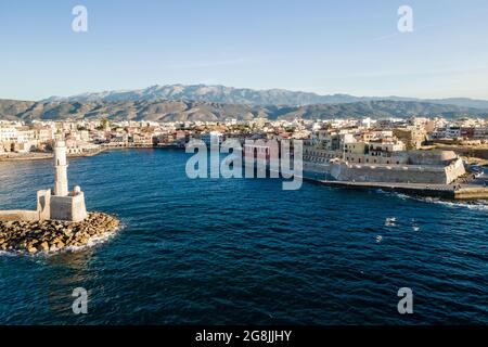 Vista aerea dall'alto dal drone della città di Chania, isola di Creta, Grecia. Foto Stock