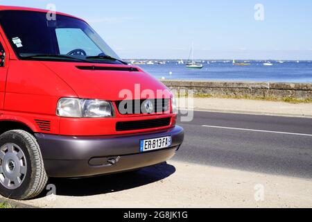 Bordeaux , Aquitaine Francia - 12 28 2020 : volkswagen rosso tipo 4 t4 Camper Van Bulli westfalia van parcheggiato in costa mare Foto Stock