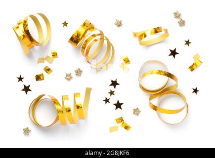 Serpentine d'oro riccamente e stelle dorate isolate su sfondo bianco. Natale, decorazione di festa. Vista dall'alto Foto Stock