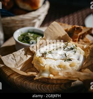 Formaggio camembert al forno con rosmarino e salsa al pesto Foto Stock