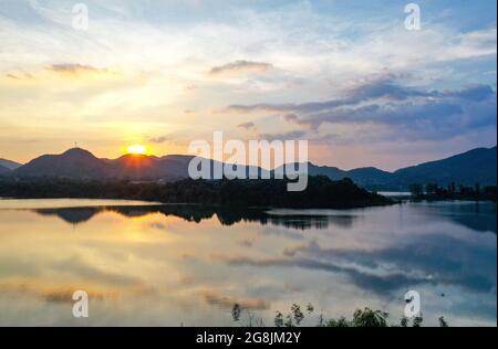 Huaying, Huaying, Cina. 21 luglio 2021. Il 20 luglio 2021, il lago Huaying Mountain Tianchi nella provincia di Sichuan, che ha subito un trattamento idrico ambientale ed è entrato nella stagione umida, sotto il sole tramontante e nuvole colorate, presenta lo splendido scenario dei Tianchi come specchio del cielo. (Credit Image: © SIPA Asia via ZUMA Press Wire) Foto Stock