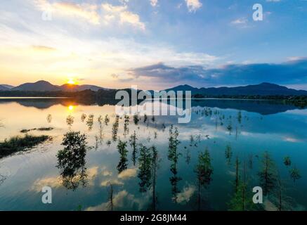 Huaying, Huaying, Cina. 21 luglio 2021. Il 20 luglio 2021, il lago Huaying Mountain Tianchi nella provincia di Sichuan, che ha subito un trattamento idrico ambientale ed è entrato nella stagione umida, sotto il sole tramontante e nuvole colorate, presenta lo splendido scenario dei Tianchi come specchio del cielo. (Credit Image: © SIPA Asia via ZUMA Press Wire) Foto Stock