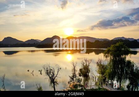 Huaying, Huaying, Cina. 21 luglio 2021. Il 20 luglio 2021, il lago Huaying Mountain Tianchi nella provincia di Sichuan, che ha subito un trattamento idrico ambientale ed è entrato nella stagione umida, sotto il sole tramontante e nuvole colorate, presenta lo splendido scenario dei Tianchi come specchio del cielo. (Credit Image: © SIPA Asia via ZUMA Press Wire) Foto Stock