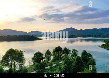 Huaying, Huaying, Cina. 21 luglio 2021. Il 20 luglio 2021, il lago Huaying Mountain Tianchi nella provincia di Sichuan, che ha subito un trattamento idrico ambientale ed è entrato nella stagione umida, sotto il sole tramontante e nuvole colorate, presenta lo splendido scenario dei Tianchi come specchio del cielo. (Credit Image: © SIPA Asia via ZUMA Press Wire) Foto Stock