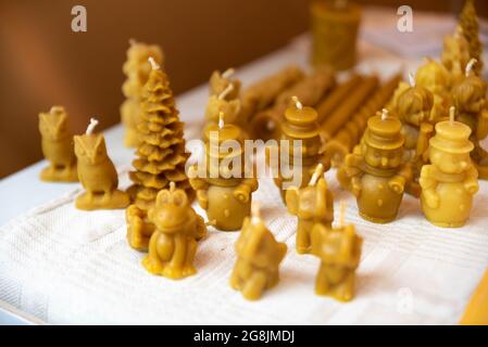 Lubań, Polonia - 2 luglio 2021: Vere candele di cera d'api sotto forma di figurine. Bancarella di mercato con prodotti locali, tradizionali. Foto Stock