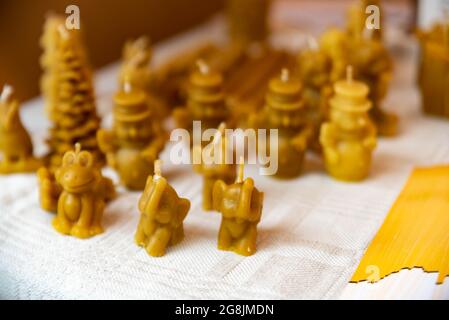 Lubań, Polonia - 2 luglio 2021: Vere candele di cera d'api sotto forma di figurine. Bancarella di mercato con prodotti locali, tradizionali. Foto Stock