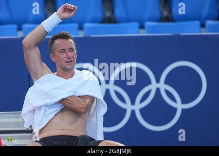 Tokio, Giappone. 21 luglio 2021. Tennis: Olimpiadi, pratica al Ariake Tennis Park. Philipp Kohlschreiber, tedesco, è seduto sulla panchina. Credit: Michael Kappeler/dpa/Alamy Live News Foto Stock