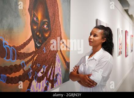 Un dipendente della HOFA Gallery guarda 'Serena' di Chinaza Agbor durante l'anteprima della mostra Madre dell'umanità, che espone 18 artisti femminili nere, curati da Adora MBA, presso la HOFA Gallery (House of fine Art), a Mayfair, Londra. Data immagine: Mercoledì 21 luglio 2021. Foto Stock