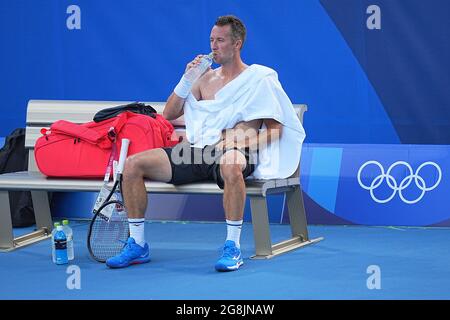 Tokio, Giappone. 21 luglio 2021. Tennis: Olimpiadi, pratica al Ariake Tennis Park. Philipp Kohlschreiber, tedesco, è seduto sulla panchina. Credit: Michael Kappeler/dpa/Alamy Live News Foto Stock