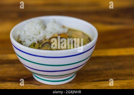 curry e pollo freschi e salutari thai in una ciotola su un tavolo Foto Stock
