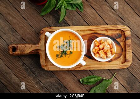 Zuppa di crema di lenticchie con aneto e crostini Foto Stock
