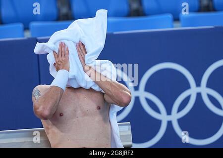 Tokio, Giappone. 21 luglio 2021. Tennis: Olimpiadi, pratica al Ariake Tennis Park. Philipp Kohlschreiber, tedesco, si asciuga il viso. Credit: Michael Kappeler/dpa/Alamy Live News Foto Stock