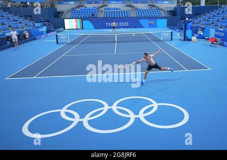 Tokio, Giappone. 21 luglio 2021. Tennis: Olimpiadi, pratica al Ariake Tennis Park. Philipp Kohlschreiber dalla Germania in azione contro Jan-Lennard Struff (indietro) dalla Germania. Credit: Michael Kappeler/dpa/Alamy Live News Foto Stock