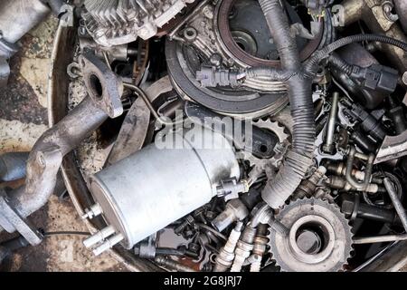 Motore per auto con filtro carburante smontato. Foto Stock