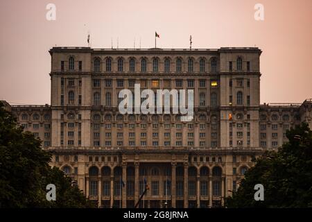 Palazzo del Parlamento di notte a Bucarest, Romania Foto Stock