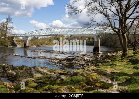 Dinkley ponte pedonale che attraversa il fiume ribble vicino hurst verde con rapide e rocce Foto Stock