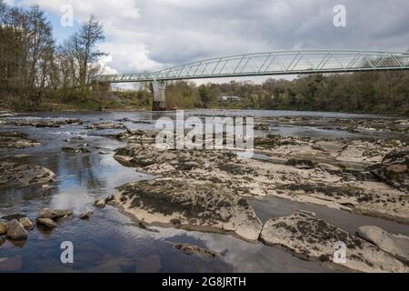 Dinkley ponte pedonale che attraversa il fiume ribble vicino hurst verde con rapide e rocce Foto Stock