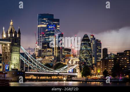 Guardando attraverso Tower Bridge verso il quartiere finanziario, Londra, Regno Unito Foto Stock