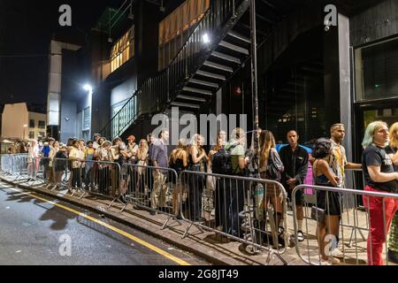 I Clubbers si dirigono al night club Oval Space nelle prime ore del 'Freedom Day', dove i locali di musica dal vivo sono stati autorizzati a riaprire alle 00.01 del 19 luglio. Foto Stock