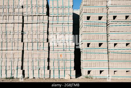 Pila di blocchi di cemento cemento cemento al cantiere. Foto Stock