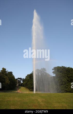 La fontana di Stanway sulla tenuta di Stanway, Gloucestershire, Regno Unito. La più grande fontana alimentata a gravità del mondo a oltre 300 metri. Utilizza un bron da 2 pollici Foto Stock