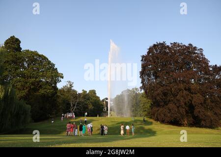 La fontana di Stanway sulla tenuta di Stanway, Gloucestershire, Regno Unito. La più grande fontana alimentata a gravità del mondo a oltre 300 metri. Utilizza un bron da 2 pollici Foto Stock
