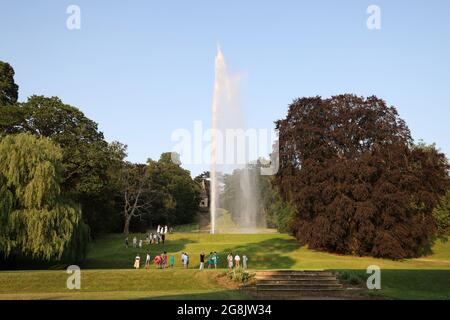La fontana di Stanway sulla tenuta di Stanway, Gloucestershire, Regno Unito. La più grande fontana alimentata a gravità del mondo a oltre 300 metri. Utilizza un bron da 2 pollici Foto Stock