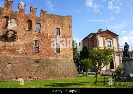 Esterno del castello medievale di Binasco, provincia di Milano, Lombardia, Italia, detto Castello Visconteo, e la chiesa Foto Stock